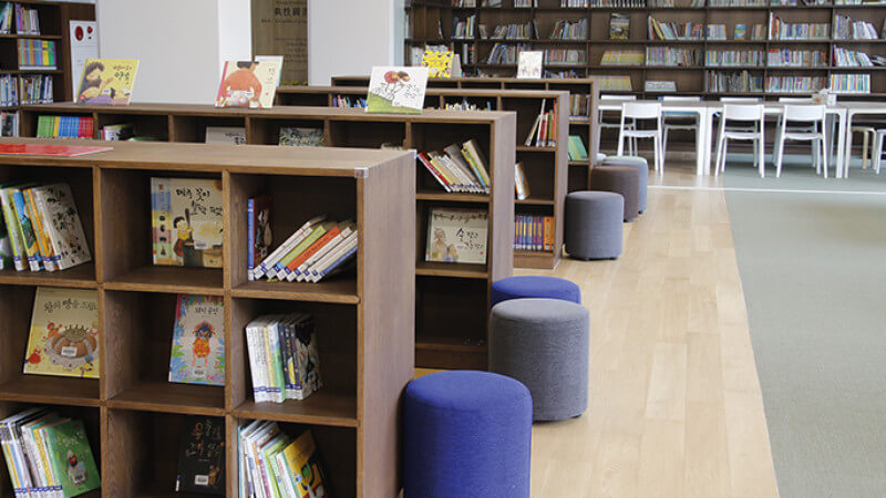 An elementary school with toy safe wood finish on the books shelves.